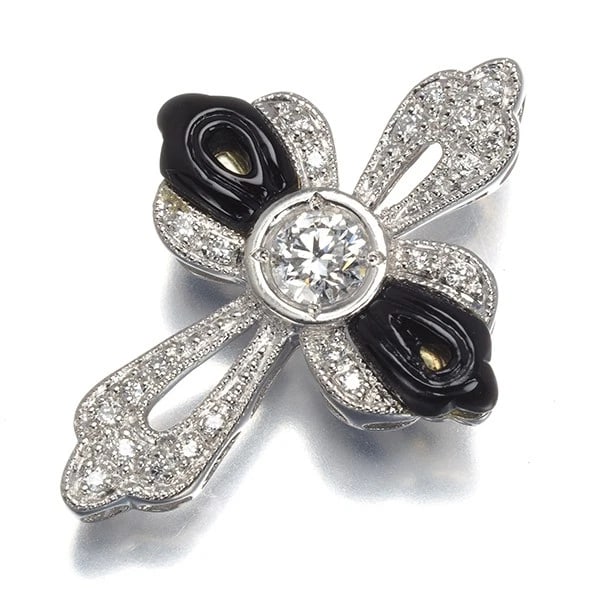 DIAMOND ONYX CROSS MILGRAIN PENDANT: Diamond Onyx Cross Milgrain Pendant Brand: Unbranded Type: Pendant Material: 900 / Platinum Main Stone Natural Color: Platinum Size: Design size: 27.3 x 19.7mm Accessories: None Accessories