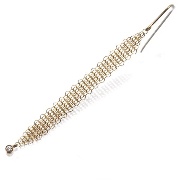 TIFFANY&CO. SINGLE EARRING MESH: Tiffany&Co. Single Earring Mesh Brand: Tiffany & Co. Type: Single Earring Material: 18K / 750 / Yellow Gold Main Stone Natural Color: Yellow Gold Size: Design size: 68.2 x 4.5mm Accessories: