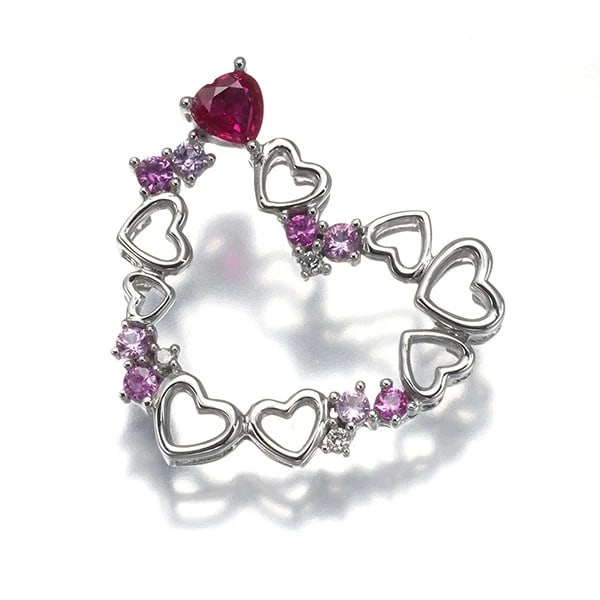 KASAHARA MASUMI PENDANT RUBY PINK SAPPHIRE: KASAHARA MASUMI Pendant Ruby Pink Sapphire Brand: KASAHARA MASUMI Type: Pendant Material: 18K / 750 / White Gold Color: White Gold Size: Design size: 22.4 x 21.3mm Accessories: None