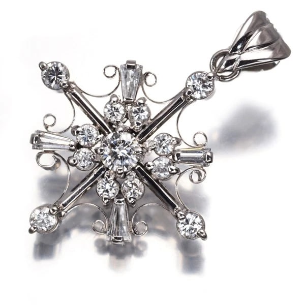 DIAMOND CROSS PENDANT: Diamond Cross Pendant Brand: Unbranded Type: Pendant Material: 900 / Platinum Main Stone Natural Color: Platinum Size: Design size: 22.8 x 22.5mm Accessories: None Accessories Notice: When