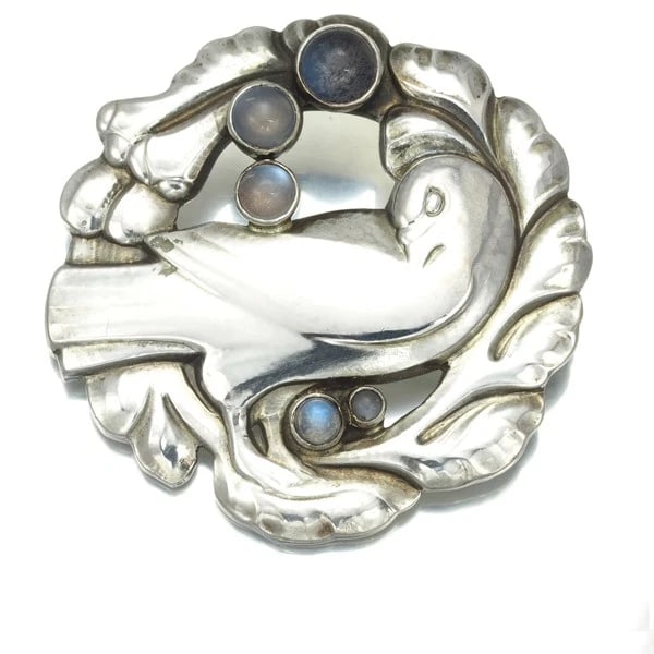 GEORG JENSEN BROOCH MOONLIGHT BLOSSOM DOVE: Georg Jensen Brooch Moonlight Blossom Dove Brand: Georg Jensen Type: Brooch Material: 925 / Sterling Silver Color: Sterling Silver Size: Design size: 46.0 x 47.0mm Accessories: None