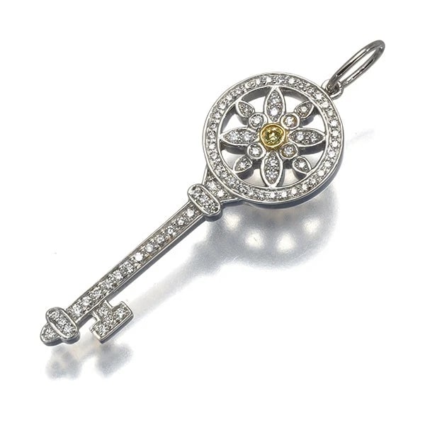 TIFFANY&CO. PENDANT YELLOW &CLEAR DAISY KEY: Tiffany&Co. Pendant Yellow &Clear Daisy Key Brand: Tiffany & Co. Type: Pendant Material: 950 / Platinum 18K / 750 / Yellow Gold Main Stone Natural Color: Platinum Size: Design size: 27.1 x