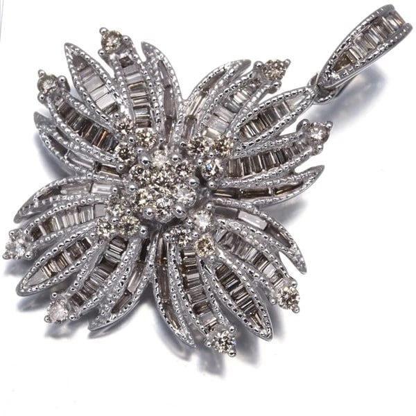 DIAMOND FLOWER TAPERED-CUT PENDANT: Diamond Flower Tapered-cut Pendant Brand: Unbranded Type: Pendant Material: 18K / 750 / White Gold Main Stone Natural Color: White Gold Size: Design size: 31.6 x 24.1mm Accessories: None
