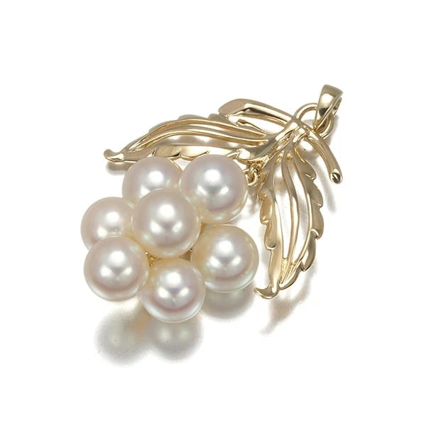 MIKIMOTO PENDANT AKOYA PEARL GRAPES 14K: Mikimoto Pendant Akoya Pearl Grapes 14K Brand: MIKIMOTO Type: Pendant Material: 14K / 585 / Yellow Gold Color: Yellow Gold Size: Design size: 32.0 x 25.0mm Accessories: None Accessories