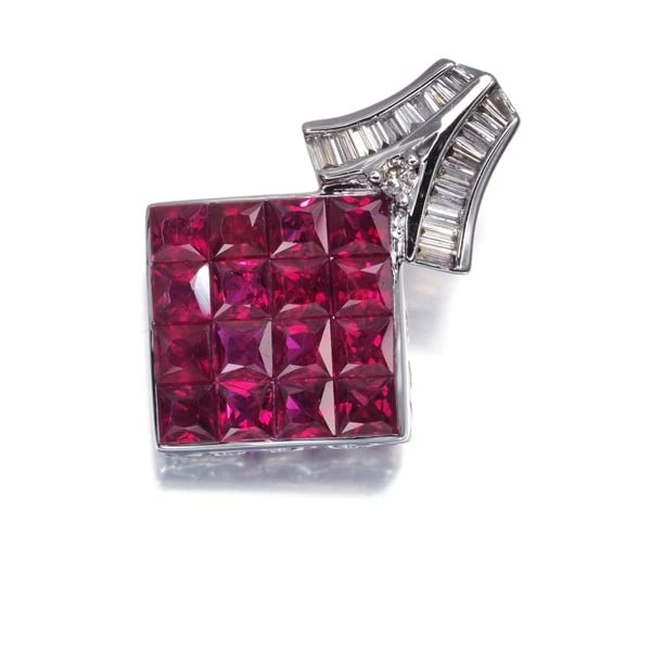 RUBY PENDANT 18K WHITE GOLD: Ruby Pendant 18K White Gold Brand: Unbranded Type: Pendant Material: 18K / 750 / White Gold Color: White Gold Size: Design size: 21.1 x 14.8mm Accessories: None Accessories Notice: When