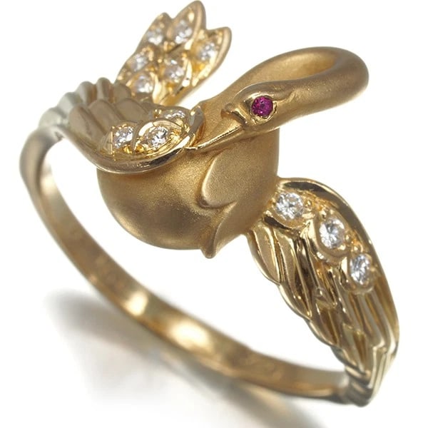 CARRERA Y CARRERA RING RUBY SWAN: Carrera y Carrera Ring Ruby Swan Brand: Carrera y Carrera Type: Ring Material: 18K / 750 / Yellow Gold Main Stone Natural Color: Yellow Gold Size: US6 - 6.25 Accessories: None Accessories