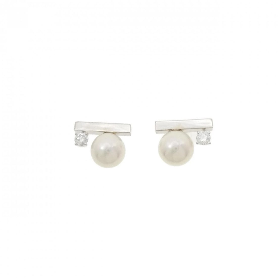 TASAKI PETIT BALANCE CLASS EARRINGS 6.6MM: TASAKI Petit Balance Class Earrings 6.6mm Brand: TASAKI Type: Earrings Material: 750 White Gold Main Stone Akoya Pearl Color: White Gold Size: ActualSize HxW: 10.7mmx8.6mm Accessories: None