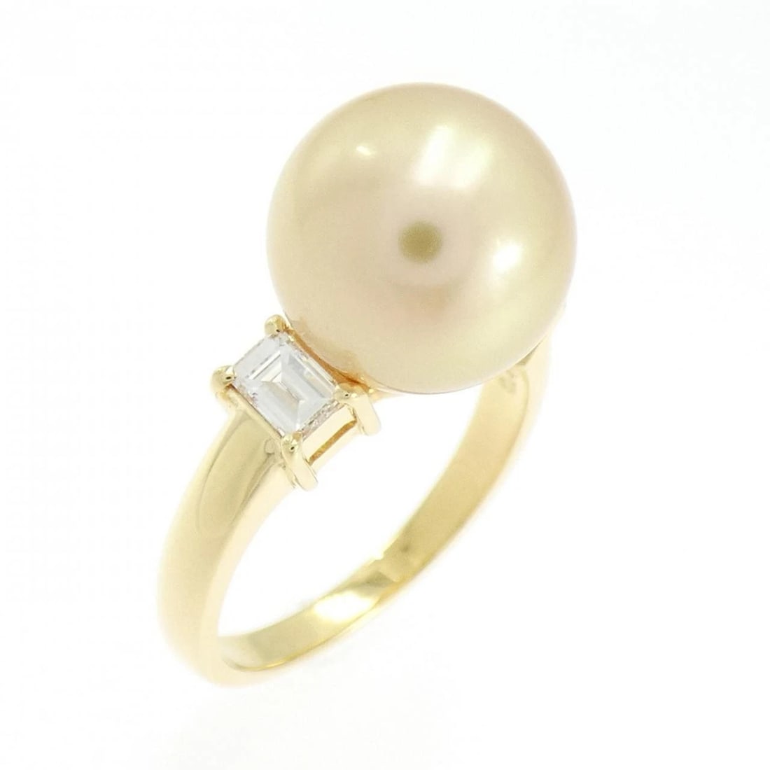 TASAKI SOUTH SEA PEARL RING: TASAKI South Sea Pearl Ring Brand: TASAKI Type: Ring Material: K18 Yellow Gold Main Stone South Sea Pearl Color: Yellow Gold Size: 6.5-7 (US size) Accessories: None Accessories Notice: When