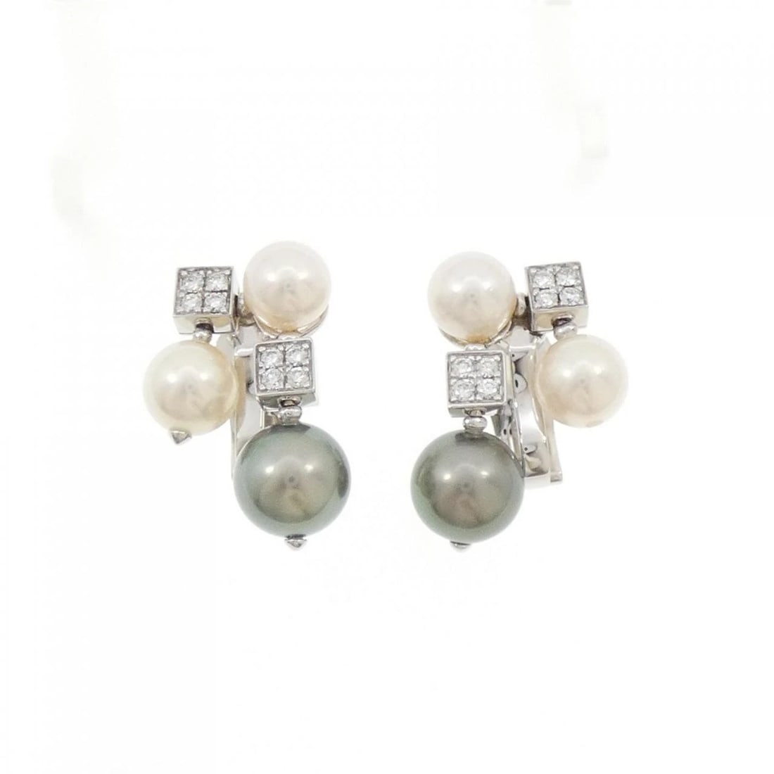 BVLGARI PEARL EARRINGS: BVLGARI Pearl Earrings Brand: BVLGARI Type: Earrings Material: 750 White Gold Main Stone Akoya Pearl Color: White Gold Size: ActualSize HxW: 24.5mmx13.9mm Accessories: None Accessories
