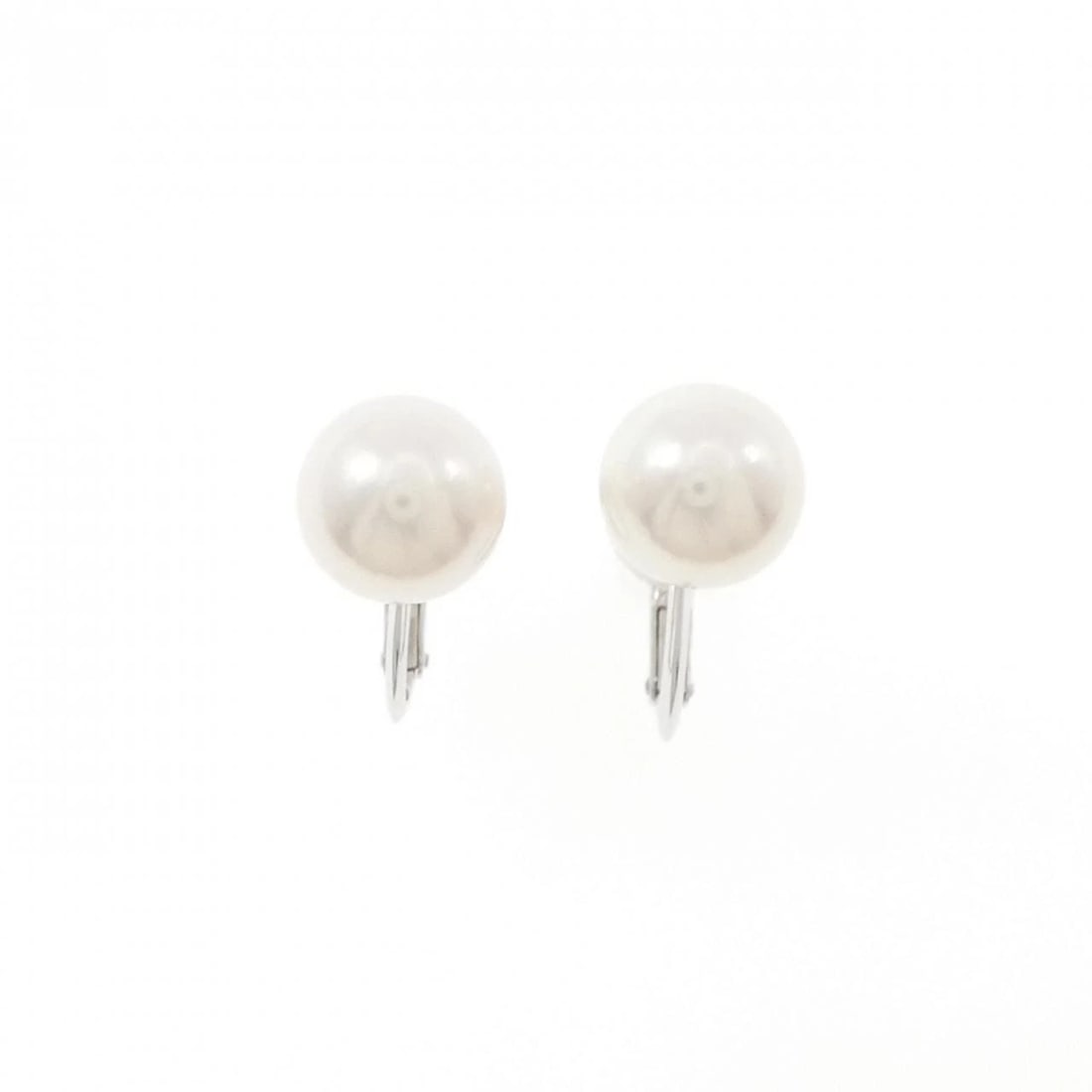 TASAKI AKOYA PEARL EARRINGS: TASAKI Akoya Pearl Earrings Brand: TASAKI Type: Earrings Material: 750 White Gold Main Stone Akoya Pearl Color: White Gold Size: None Accessories: None Accessories Notice: When purchasing