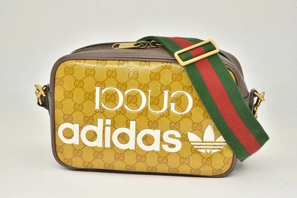GUCCI ADIDAS COLLABORATION GG CANVAS BROWN: Gucci Adidas Collaboration GG Canvas Brown Brand: Gucci Type: Handbag Material: Coated Canvas, Leather Color: Brown Size: W25xH16xD9cm / Shoulder strap: 84-130cm Accessories: None Accessor