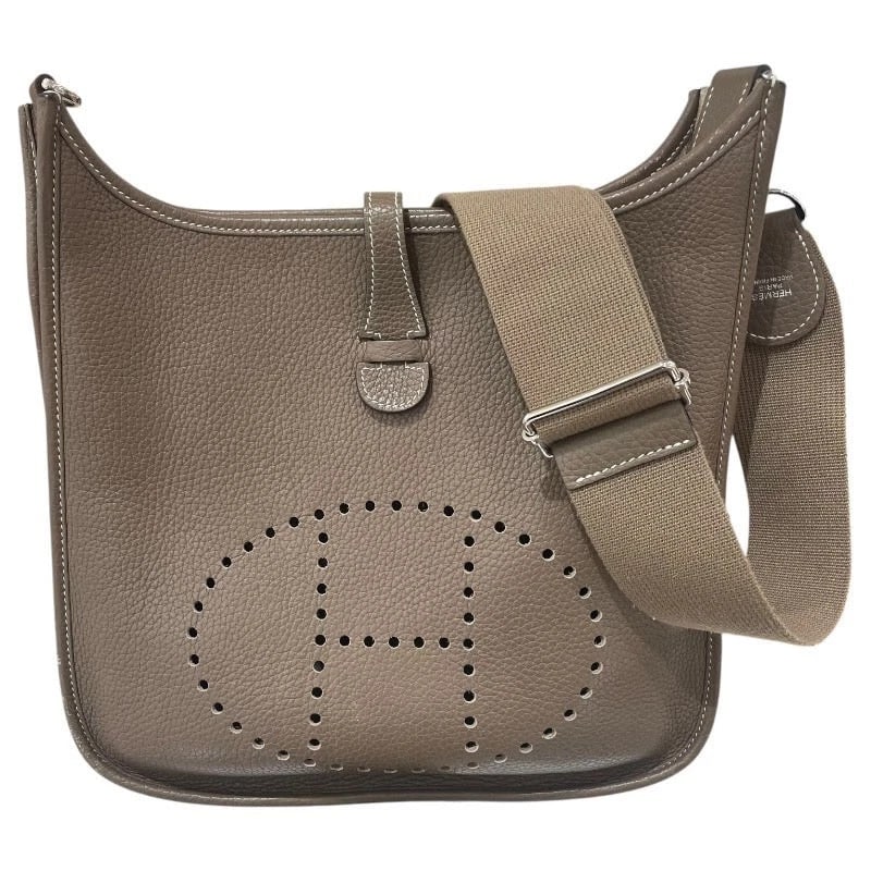 HERMES EVELYNE 3 PM D STAMP ETOUPE SHW CLEMENCE LEATHER: HERMES Evelyne 3 PM D Stamp Etoupe SHW Clemence Leather Brand: HERMES Type: Handbag Material: Taurillon Color: Etoupe/SV Hardware Size: W: 29cm / H: 31cm / D: 6cm / Shoulder: 90-131cm 