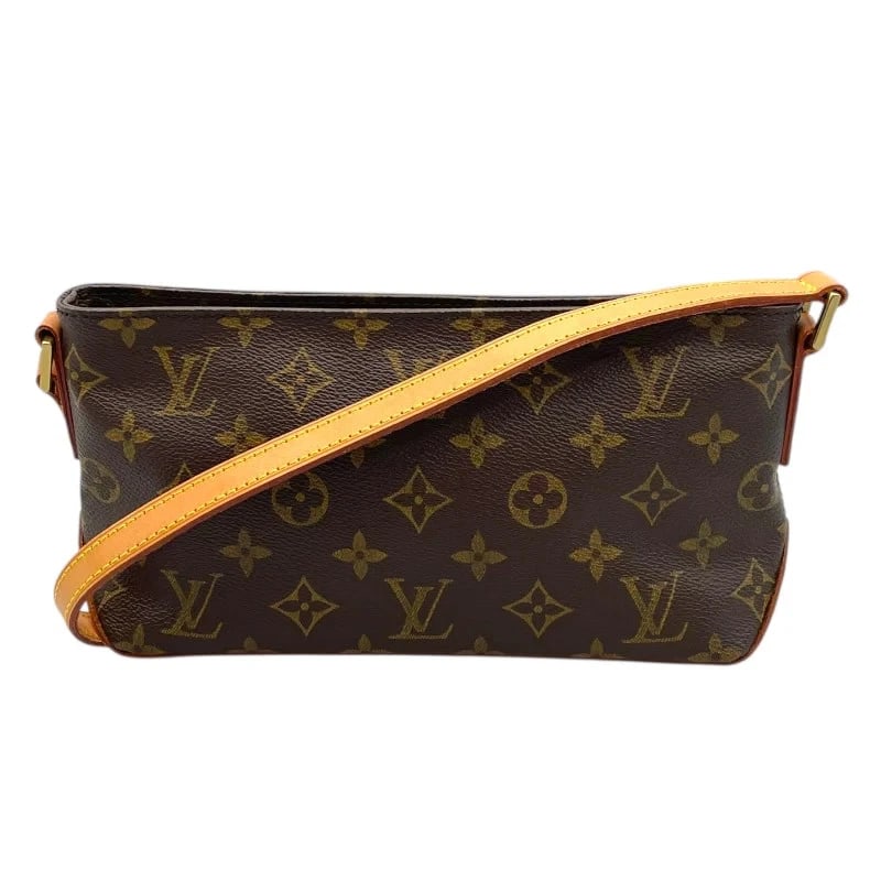 LOUIS VUITTON TROTTEUR BROWN MONOGRAM: LOUIS VUITTON Trotteur Brown Monogram Brand: LOUIS VUITTON Type: Handbag Material: Monogram Canvas Color: Brown Size: W: 25cm / H: 13cm / D: 7.5cm / Shoulder: 115cm Accessories: None