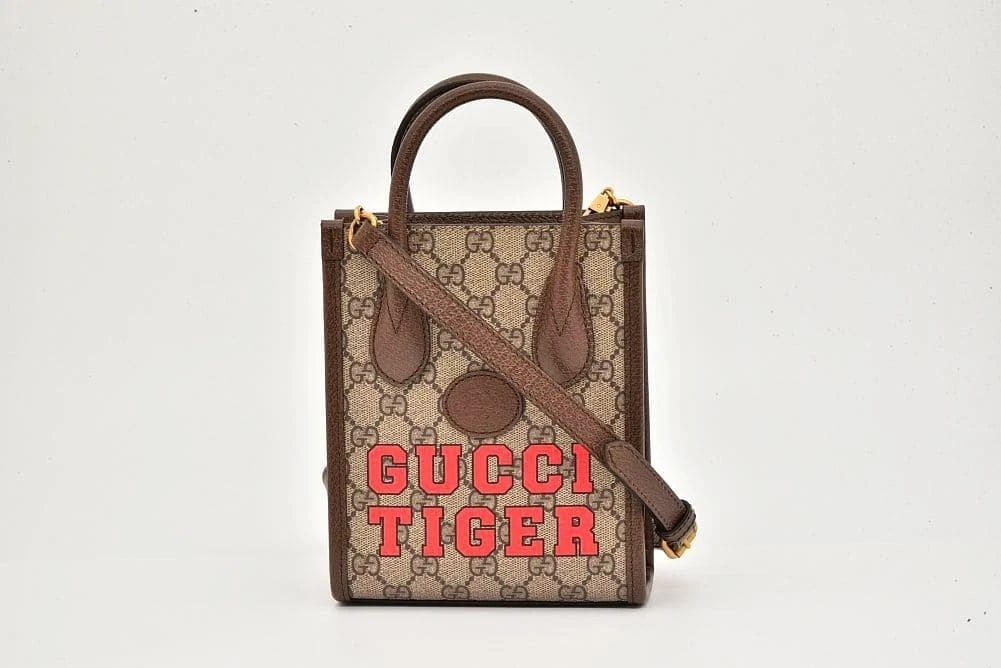 GUCCI TIGER GG SUPREME HANDBAG: Gucci Tiger GG Supreme Handbag Brand: Gucci Type: Handbag Material: Gg Supreme Canvas And Leather Color: Beige Ebony Size: W16xH19.5xD7cm / Shoulder strap: 105-120cm Accessories: None Acce