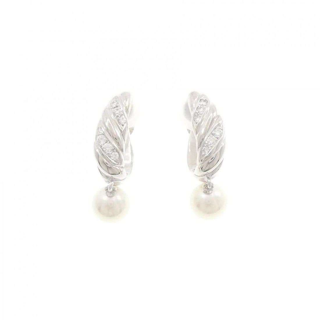MIKIMOTO AKOYA PEARL EARRINGS: MIKIMOTO Akoya Pearl Earrings Brand: MIKIMOTO Type: Earrings Material: K18 White Gold Main Stone Akoya Pearl Color: White Gold Size: ActualSize HxW: 26.4mmx7.0mm Accessories: None Accessor