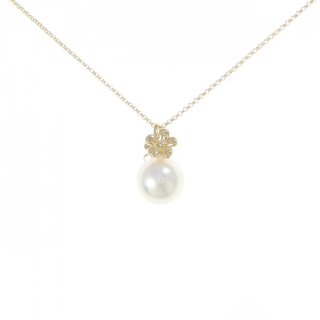 TASAKI FLOWER X BUTTERFLY AKOYA PEARL NECKLACE: TASAKI Flower x Butterfly Akoya Pearl Necklace Brand: TASAKI Type: Necklace Material: 750 Yellow Gold Main Stone Akoya Pearl Color: Yellow Gold Size: 40cm Accessories: None Accessories