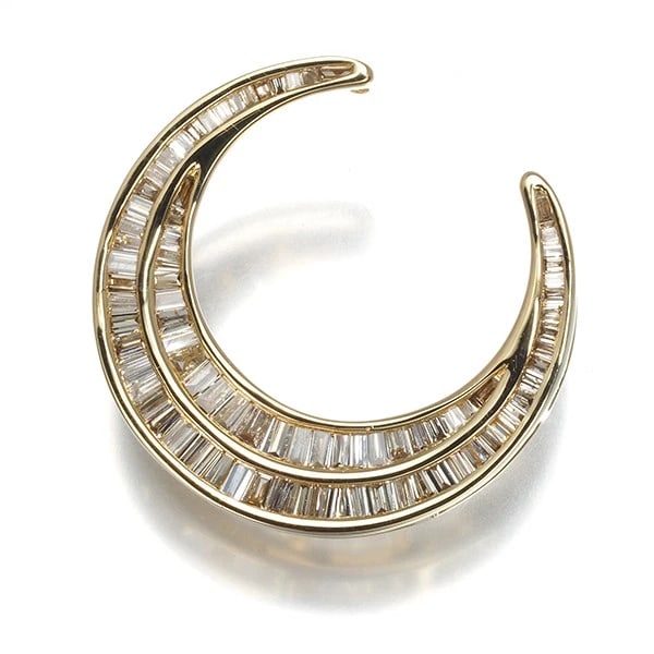 GSTV PENDANT MOON BAGUETTE-CUT: GSTV Pendant Moon Baguette-cut Brand: GSTV Type: Pendant Material: 18K / 750 / Yellow Gold Main Stone Natural Color: Yellow Gold Size: Design size: 22.0 x 21.7mm Accessories: None Accessories