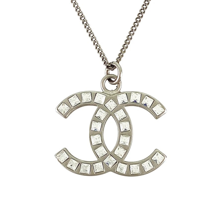 CHANEL METAL RHINESTONE NECKLACE: CHANEL Metal Rhinestone Necklace Brand: CHANEL Type: Necklace Material: Metal Rhinestone Color: Silver Size: 18.0mm×23.8mm Necklace full length:42cm Accessories: None Accessories Notice: W