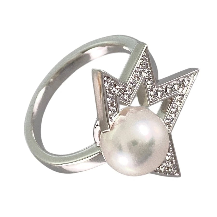 TASAKI COMET PLUS WHITE GOLD PEARL DIAMOND RING: TASAKI Comet Plus White gold Pearl diamond Ring Brand: TASAKI Type: Ring Material: 18K White Gold Pearl diamond Color: Silver Size: US:5.5 Accessories: None Accessories Notice: When