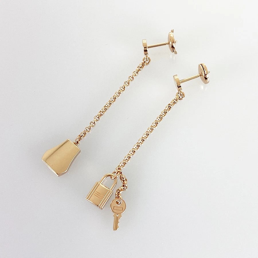 HERMES KELLY CLOCHETTE ROSE GOLD EARRING: HERMES Kelly Clochette Rose gold Earring Brand: HERMES Type: Earring Material: 18K Rose Gold Color: Rose Gold Size: motif:11.0mm×6.0mm Clochette motif:10.8mm×9.3mm earring total length:5.0cm-5.5