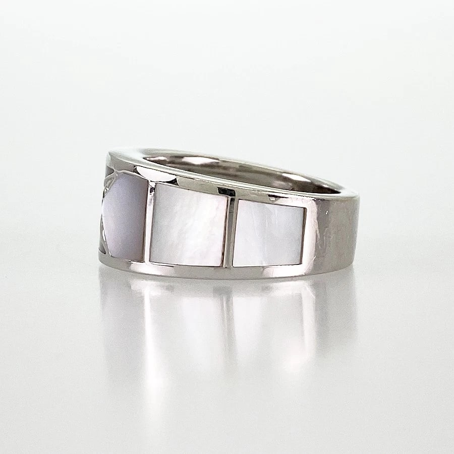 MAUBOUSSIN ETOILE DIVINE WHITE GOLD DIAMOND SHELL RING: MAUBOUSSIN Etoile Divine White gold Diamond shell Ring Brand: MAUBOUSSIN Type: Ring Material: 18K White Gold Diamond shell Color: Silver Size: US:7-7.5 Accessories: None Accessories Notice