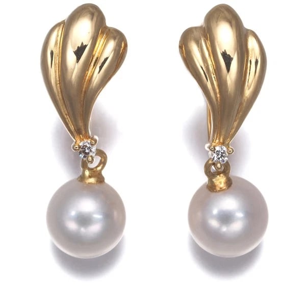 TASAKI EARRINGS AKOYA PEARL: TASAKI Earrings Akoya Pearl Brand: TASAKI Type: Earrings Material: 18K / 750 / Yellow Gold Main Stone Akoya Pearl Color: Yellow Gold Size: Earring total length: 20.7mm Accessories: None