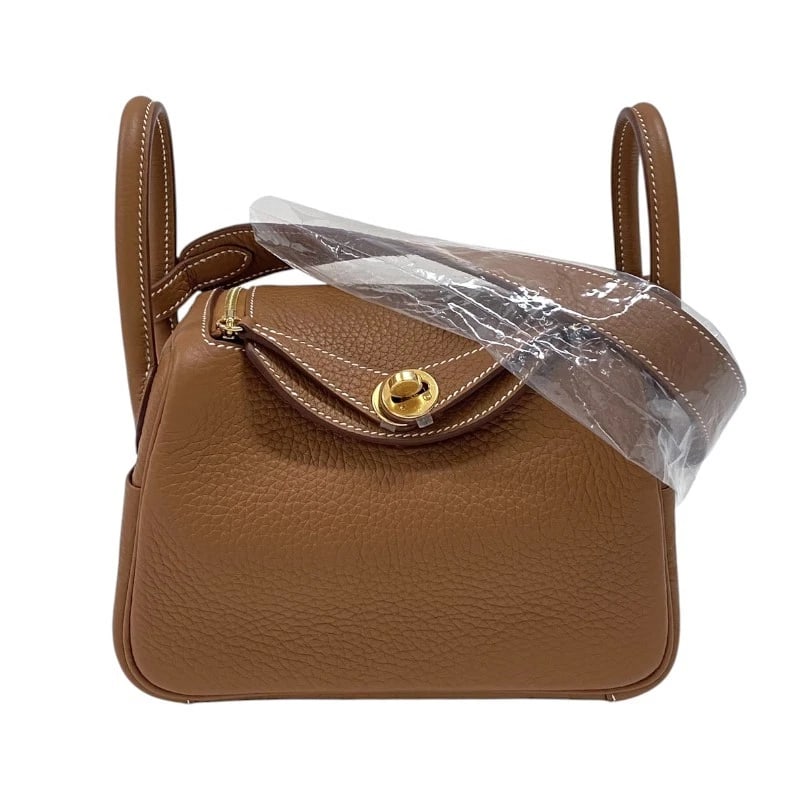 HERMES LINDY MINI SHOULDER BAG: HERMES Lindy mini Shoulder Bag Brand: HERMES Type: Shoulder Bag Material: Taurillon Clemence Color: Gold Gold Hardware Size: W7.1 x H5.1x D3.5inch Shoulder:37.8inch Accessories: None Acces