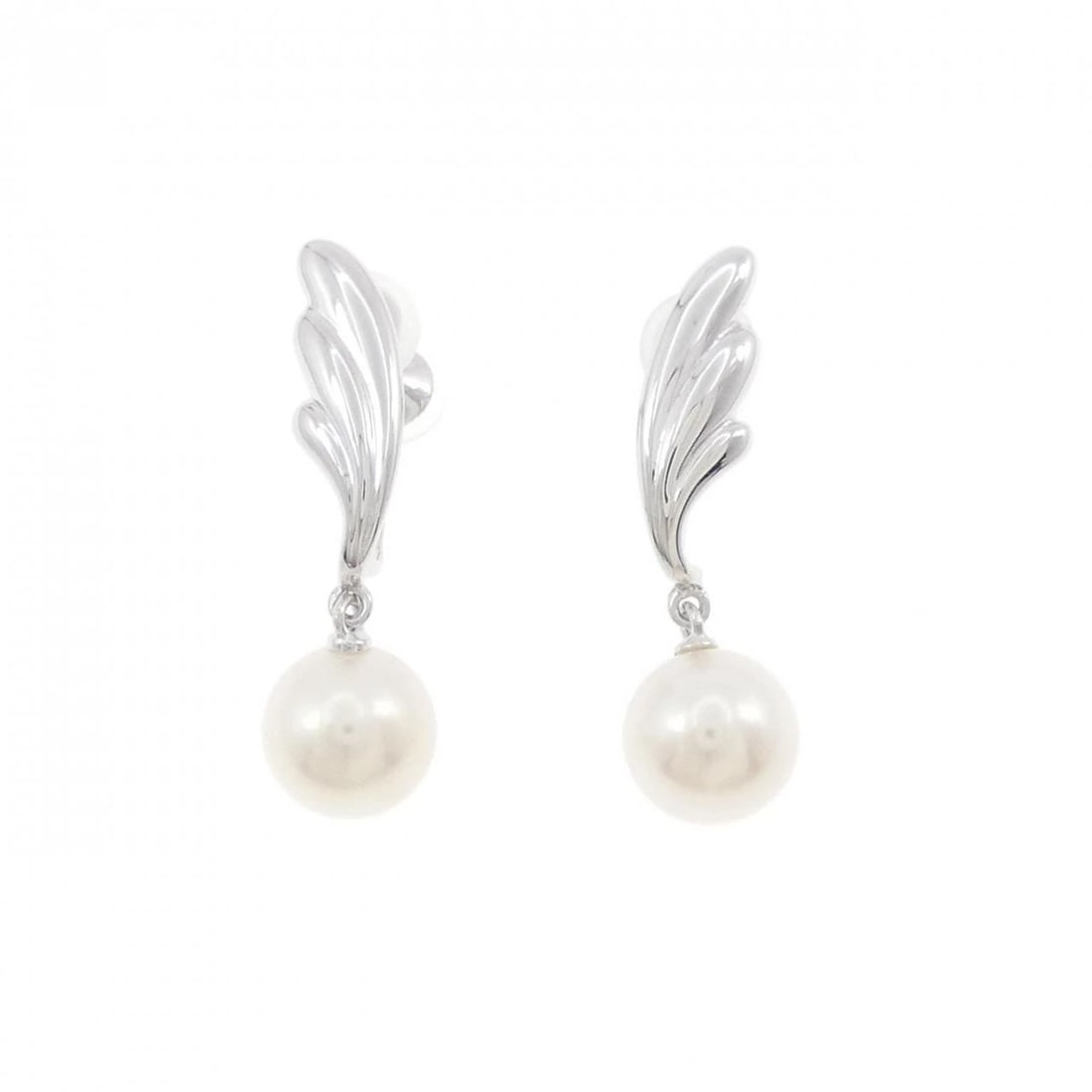 MIKIMOTO AKOYA PEARL EARRINGS: MIKIMOTO Akoya Pearl Earrings Brand: MIKIMOTO Type: Earrings Material: K18 White Gold Main Stone Akoya Pearl Color: White Gold Size: ActualSize HxW: 25.8mmx7.8mm Accessories: None Accessories