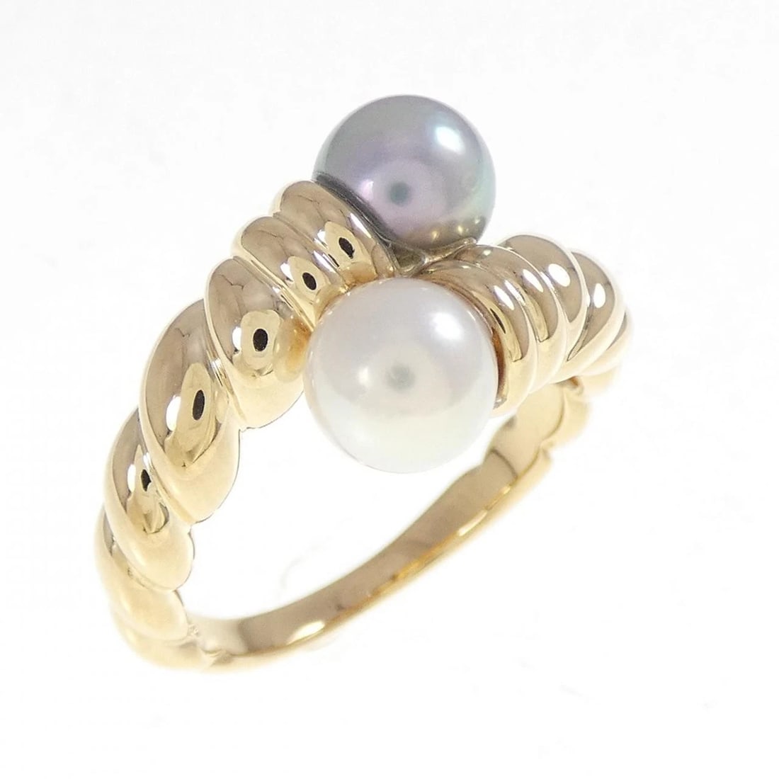 TASAKI AKOYA PEARL RING: TASAKI Akoya Pearl Ring Brand: TASAKI Type: Ring Material: K18 Yellow Gold Main Stone Akoya Pearl Color: Yellow Gold Size: 6.5 (US size) Accessories: None Accessories Notice: When purchasing