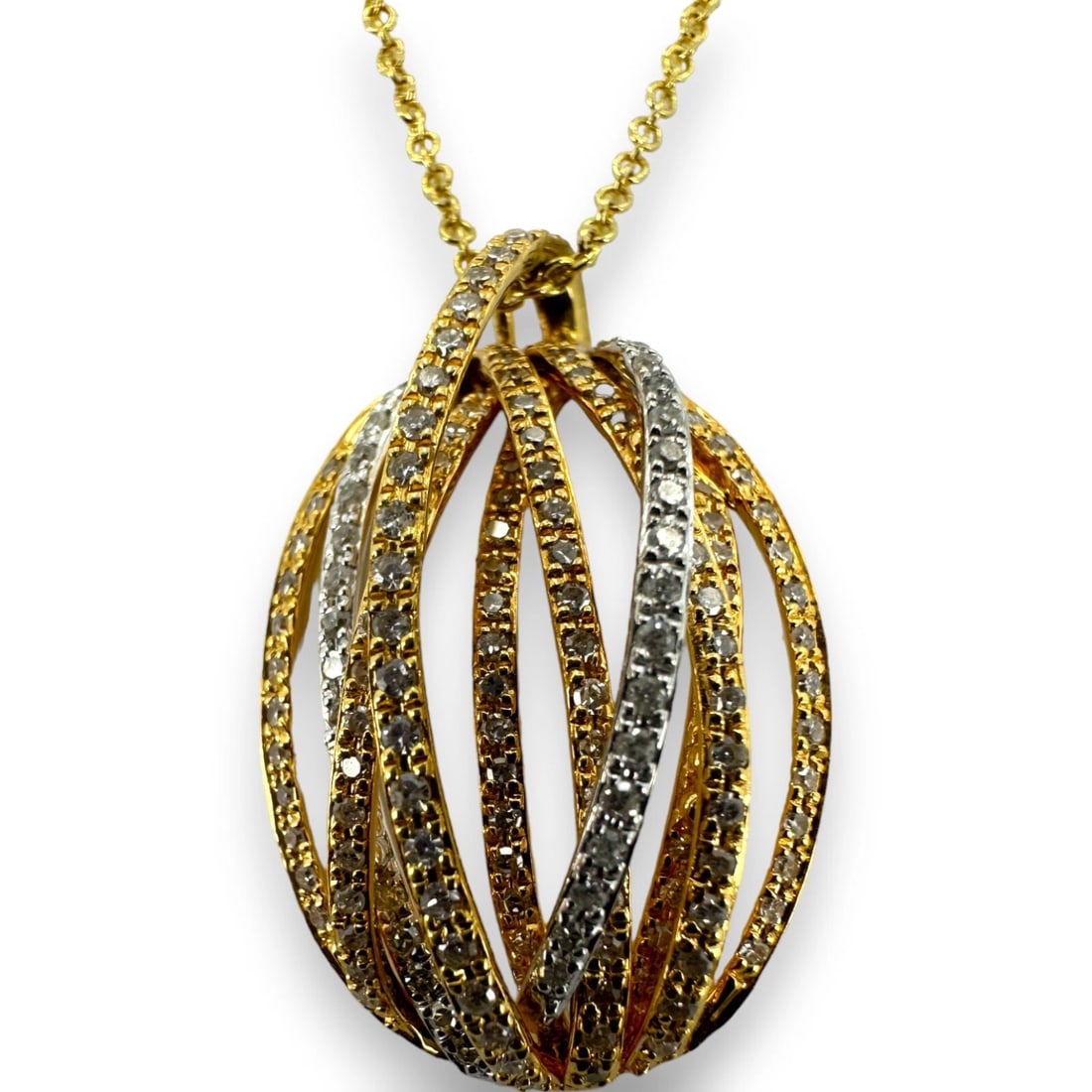 EFFY 14KT TRI-TONE GOLD DIAMOND STRANDS OVAL PENDANT NECKLACE: EFFY 14kt Tri-Tone Gold Diamond Strands Oval Pendant Necklace Brand: EFFY Type: Necklace Material: Multi - Tone Main Stone Natural Color: Multi-Tone Gold 14k Size: Length of Chain - 18" Width of C