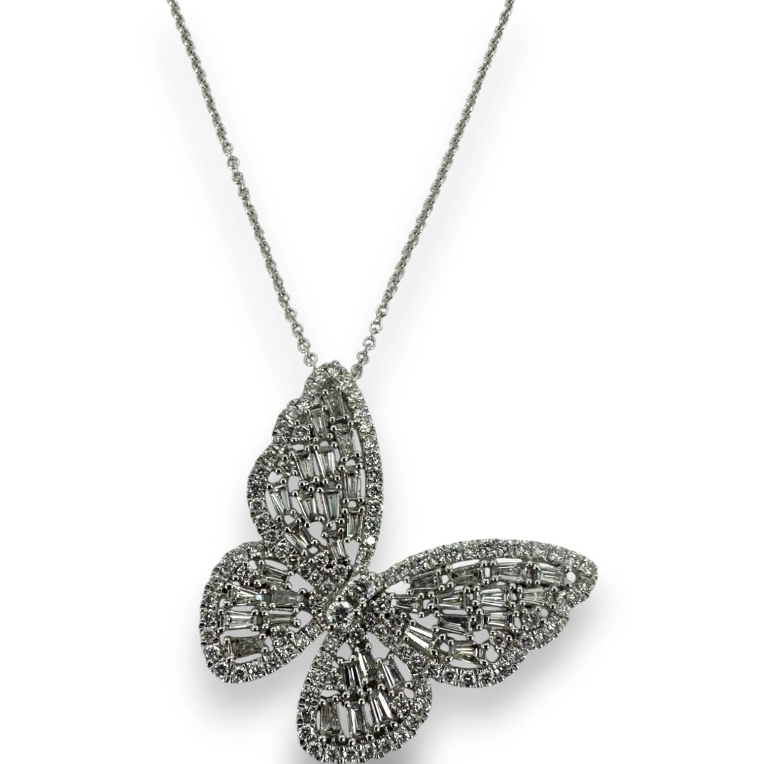 EFFY NATURE SOLID 14KT GOLD DIAMOND BUTTERFLY PENDANT CHAIN: EFFY Nature Solid 14kt Gold Diamond Butterfly Pendant Chain Brand: EFFY Type: Necklace Material: White Main Stone Natural Color: White Gold 14k Size: Length of Chain - 18 "Width of Chain - 1mm" "L