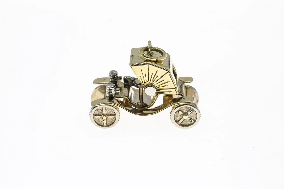 ANTIQUE VINTAGE AUTOMOBILE CAR CHARM GOLD PENDANT: Antique Vintage Automobile Car Charm Gold Pendant Brand: Unbranded Type: Charm(s) Material: Yellow Color: Yellow Gold 14k Size: Length x Width - 1" x 1.1" Accessories: None Accessories