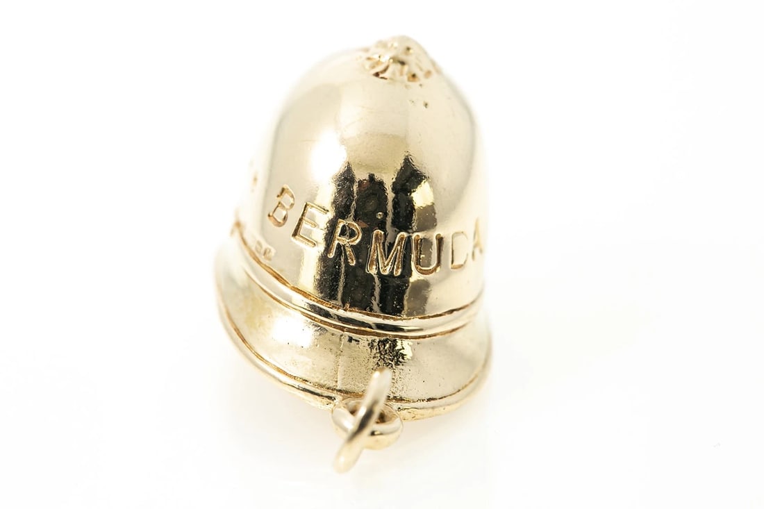 BAHAMAS ENGLISH HALLMARK 14K YELLOW GOLD HELMUT CHARM PENDANT: Bahamas English Hallmark 14k Yellow Gold Helmut Charm Pendant Brand: Unbranded Type: Charm Material: Yellow Color: Yellow Gold 14k Size: Length x Width - 0.60" x 0.50" Accessories: None Ac