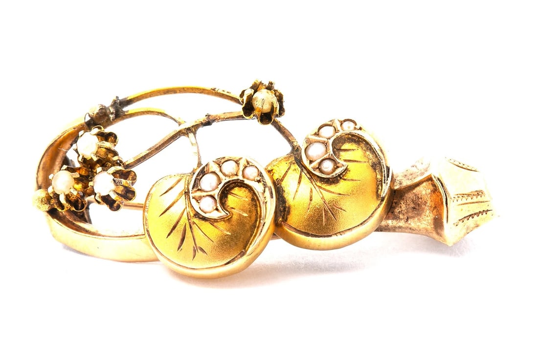 ANTIQUE VICTORIAN LEAF SCROLL PIN BROOCH: Antique Victorian Leaf Scroll Pin Brooch Brand: Unbranded Type: Brooch Material: Yellow Main Stone Natural Color: Yellow Gold 14k Size: Length - 1.60" Width - 0.70" Accessories: None Acces