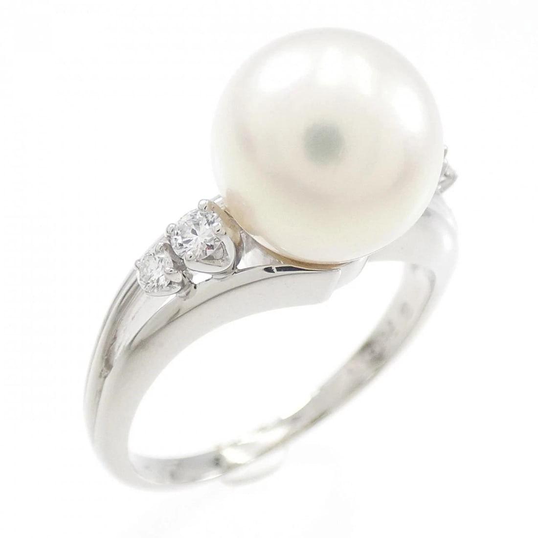 MIKIMOTO AKOYA PEARL RING: MIKIMOTO Akoya Pearl Ring Brand: MIKIMOTO Type: Ring Material: Platinum Main Stone Akoya Pearl Color: Platinum Size: 5.5 (US size) Accessories: None Accessories Notice: When purchasing