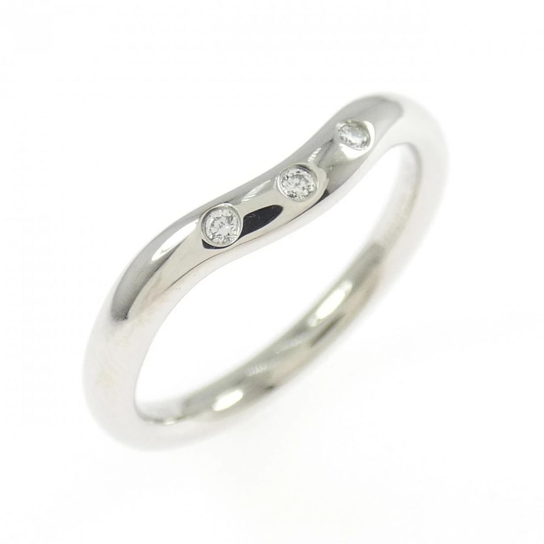 TIFFANY CURVED 3P RING: Tiffany Curved 3P Ring Brand: Tiffany Type: Ring Material: Platinum 950 Main Stone Natural Color: Platinum Size: 4 (US size) Accessories: None Accessories Notice: When purchasing pre-owned