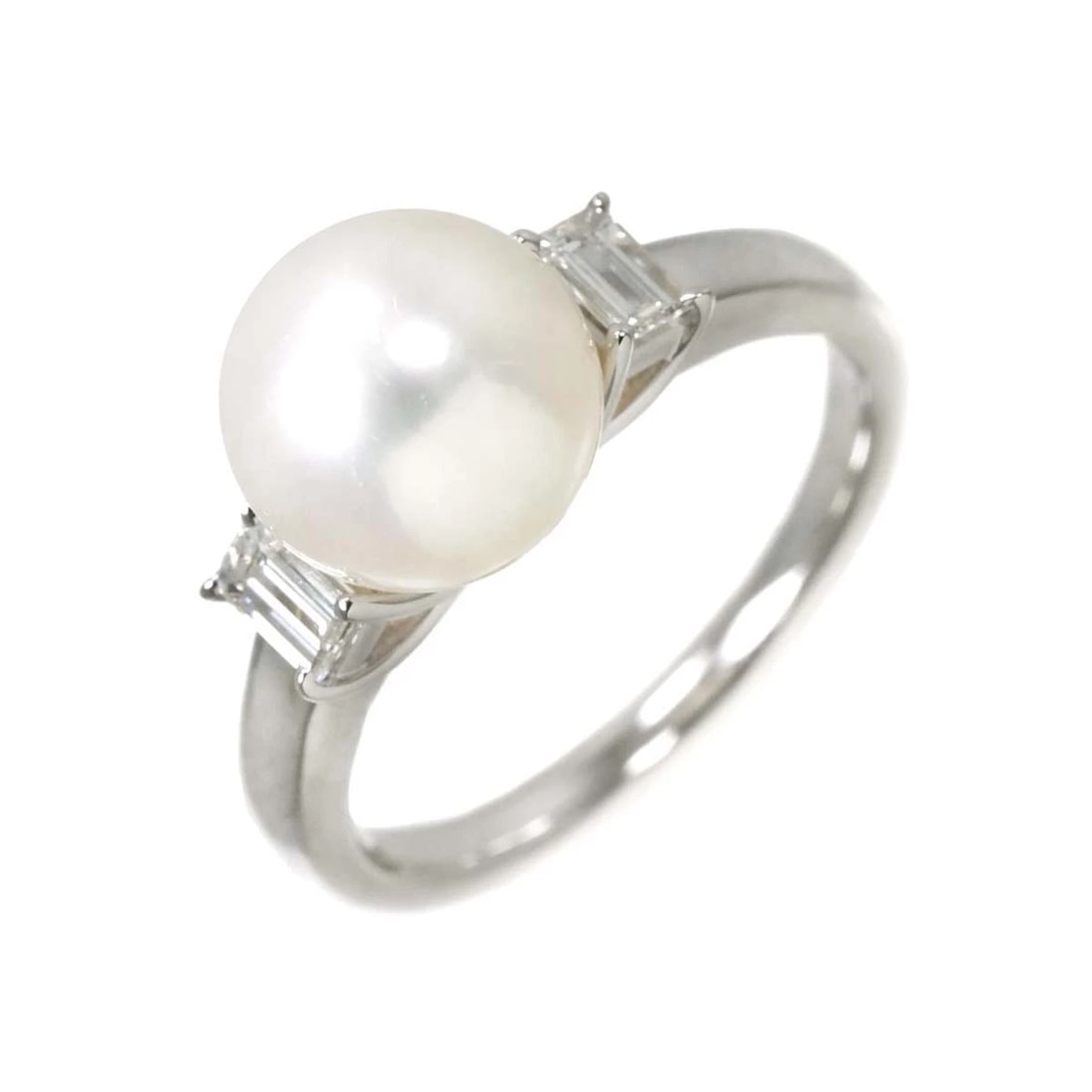 TASAKI AKOYA PEARL DIAMOND RING: TASAKI Akoya Pearl Diamond Ring Brand: TASAKI Type: Ring Material: 18K White Gold Main Stone Akoya Pearl Color: White Gold Size: 5.5-5.75US) Accessories: None Accessories Notice: When