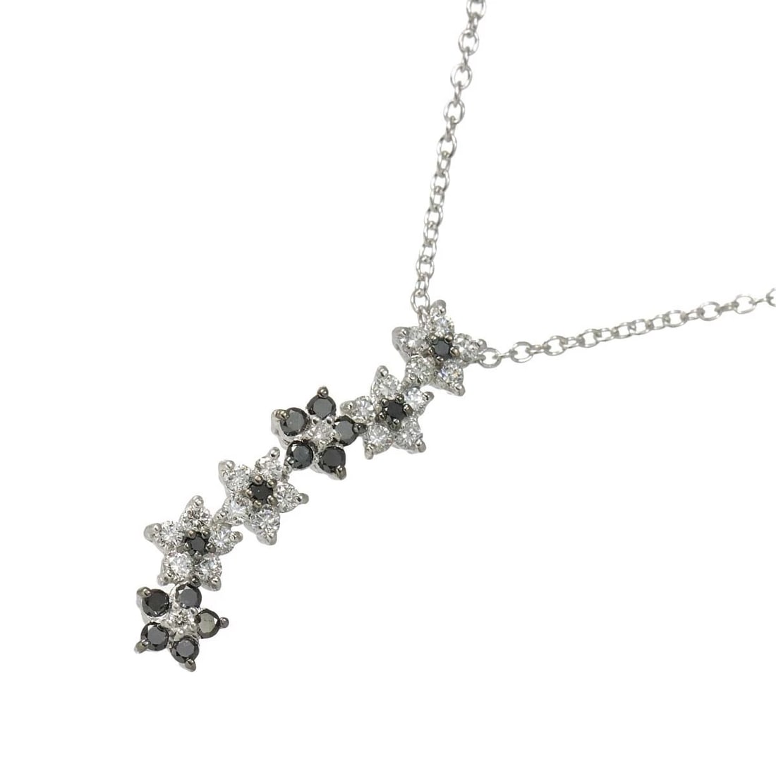 PONTE VECCHIO FLOWER MOTIF DIAMOND NECKLACE 18K WG 750: Ponte Vecchio Flower motif Diamond Necklace 18K WG 750 Brand: Ponte Vecchio Type: Necklace Material: 18K White Gold Main Stone Natural Color: White Gold Size: internal circumference of the chain:1