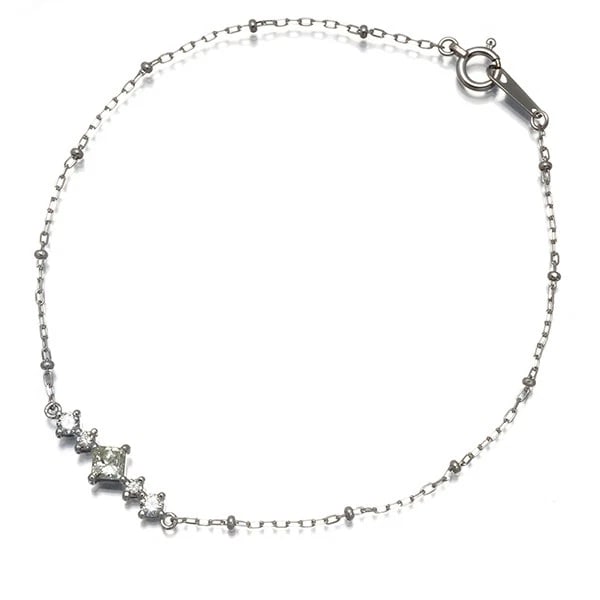 DIAMOND PRINCESS-CUT BRACELET 18K 750 WHITE GOLD: Diamond Princess-cut Bracelet 18K 750 White Gold Brand: Unbranded Type: Bracelet Material: Metal White Gold Main Stone Natural Color: White Gold Size: Inner circumference: 18cm Accessories: