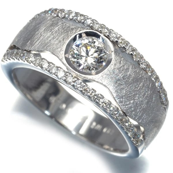 DIAMOND TEXTURED RING 18K: Diamond Textured Ring 18K Brand: Unbranded Type: Ring Material: Metal White Gold Main Stone Natural Color: White Gold Size: US6 Accessories: None Accessories Notice: When purchasing pre-ow