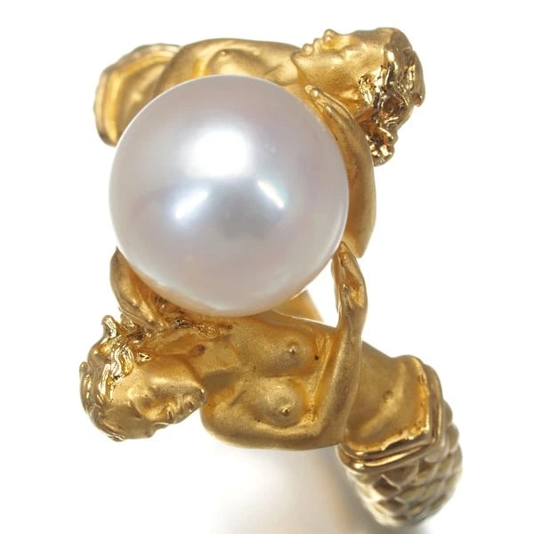 CARRERA Y CARRERA RING AKOYA PEARL: Carrera y Carrera Ring Akoya Pearl Brand: Carrera y Carrera Type: Ring Material: Metal Yellow Gold Color: Yellow Gold Size: US5.75-6 Accessories: None Accessories Notice: When purchasing p
