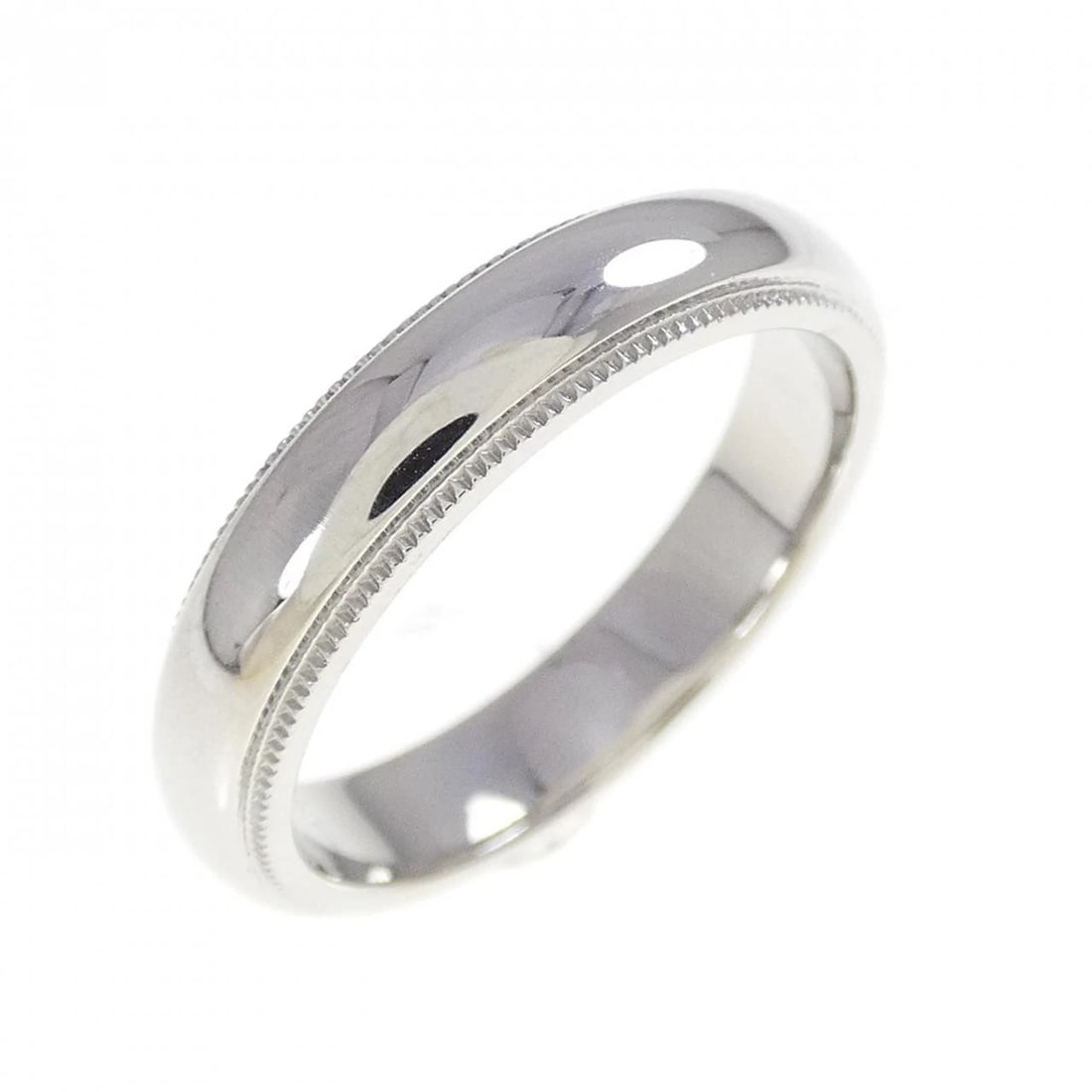 TIFFANY & CO. MILGRAIN RING: Tiffany & Co. Milgrain Ring Brand: Tiffany Type: Ring Material: Platinum 950 Color: Platinum Size: 5.5 -6 (US size) Accessories: None Accessories Notice: When purchasing pre-owned goods,