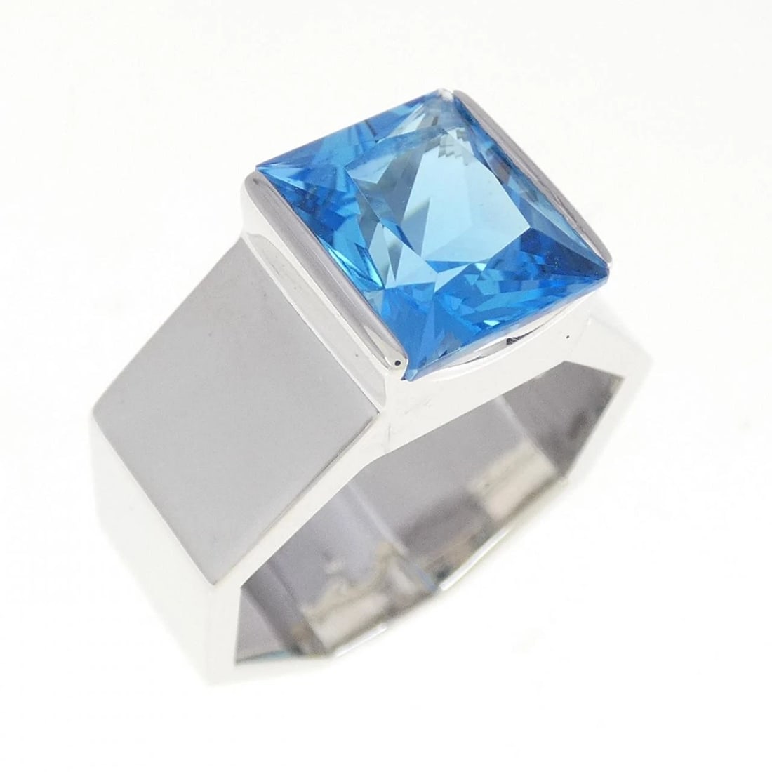 TASAKI BLUE TOPAZ RING: TASAKI Blue Topaz Ring Brand: TASAKI Type: Ring Material: K18 White Gold Color: White Gold Size: 5.5 (US size) Accessories: None Accessories Notice: When purchasing pre-owned goods, please