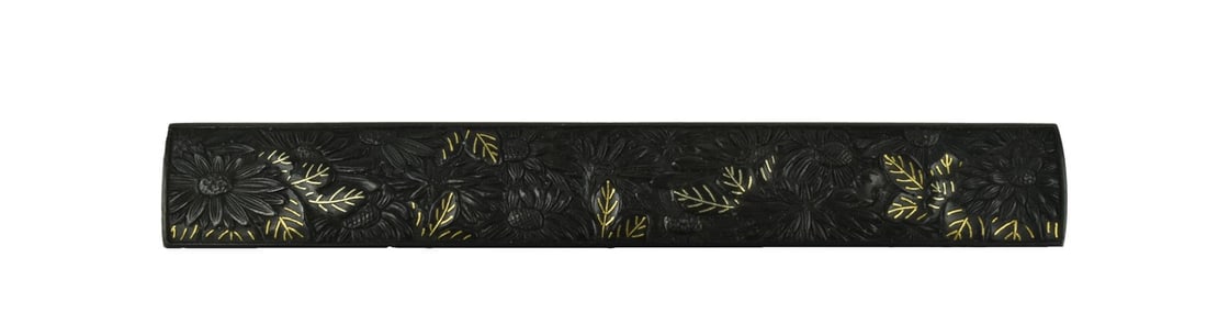 KINKO KODZUKA: Kinko Kodzuka Description: Kinko Kodzuka. Polished shakudo ground. Shakudo flowers and leaves with gold highlights. Unsigned. Very eye appealing Kodzuka. Size: Length 3 inch Accessories: None Access