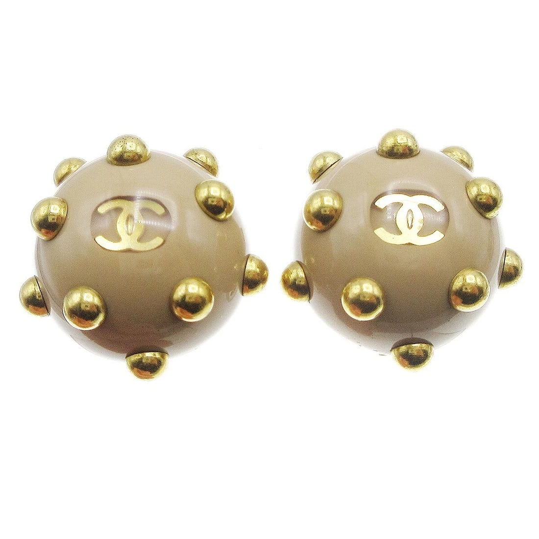 CHANEL STUDS BUTTON EARRINGS BEIGE GOLD CLIP-ON: Chanel Studs Button Earrings Beige Gold Clip-On Brand: Chanel Type: Earrings Material: Gold-plated Plastic Color: Gold, Beige Size: Diameter : 1.8 cm Accessories: None Accessories Notice: