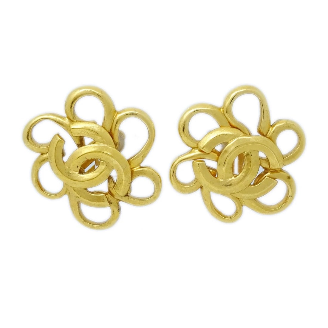 CHANEL FLOWER EARRINGS CLIP-ON GOLD: Chanel Flower Earrings Clip-On Gold Brand: CHANEL Type: Earrings Material: Gold-plated Color: Gold Size: W 3.2 x H 3.4 cm Accessories: None Accessories Notice: When purchasing pre-owned go