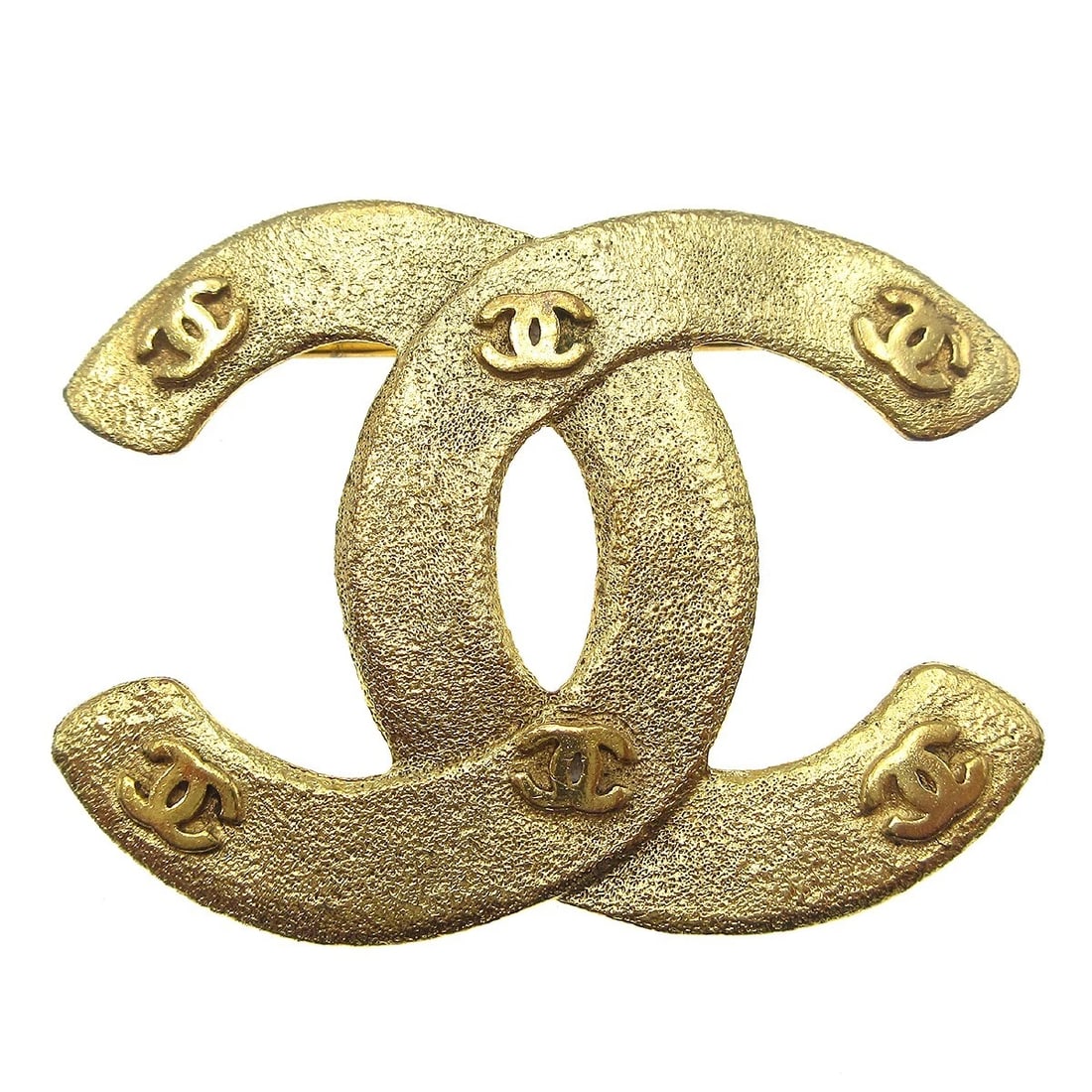 CHANEL CC BROOCH PIN GOLD: Chanel CC Brooch Pin Gold Brand: CHANEL Type: Brooch Material: Gold-plated Color: Gold Size: W 5.0 x H 3.8 cm Accessories: None Accessories Notice: When purchasing pre-owned goods, please