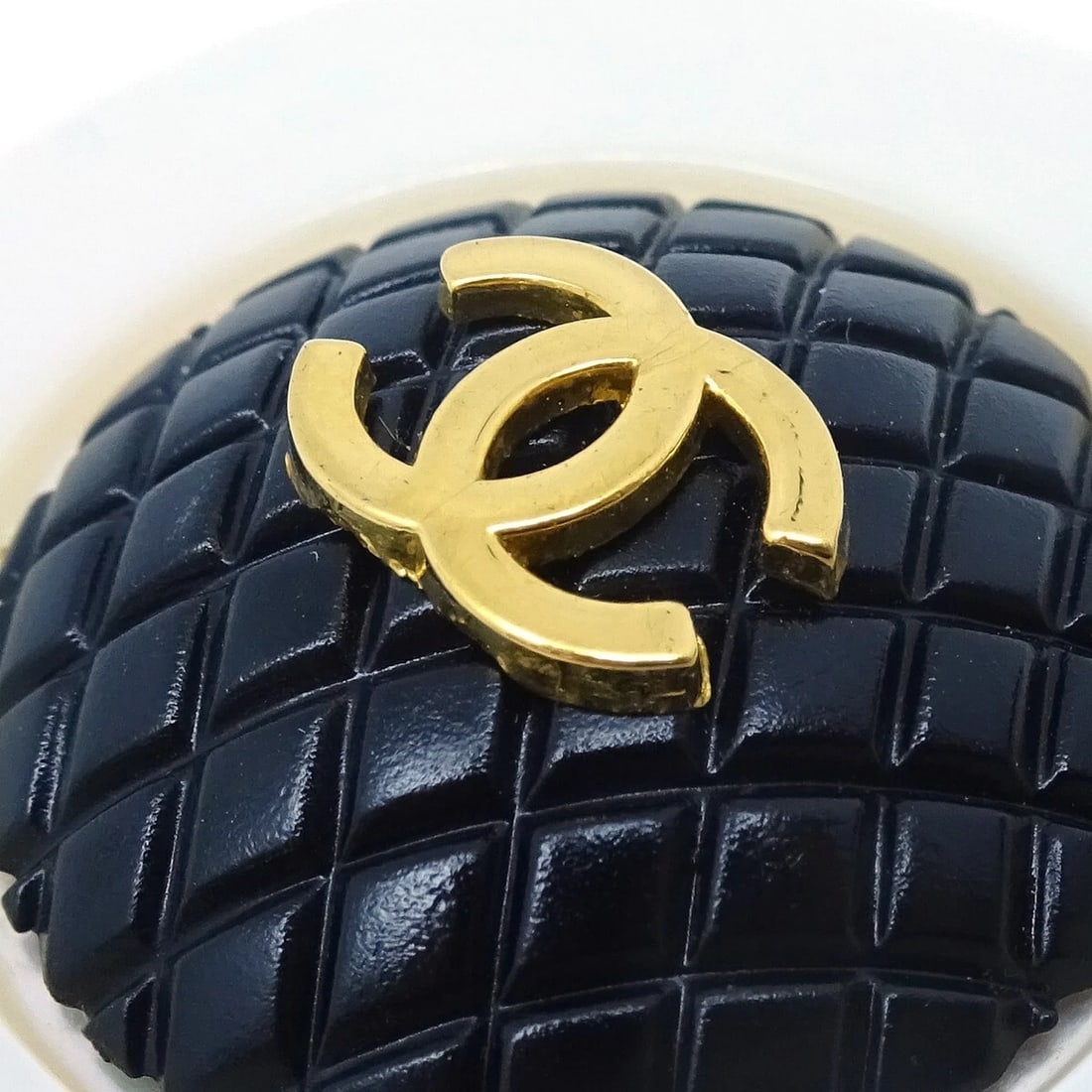 CHANEL WHITE BLACK BUTTON SHELL EARRINGS - 2