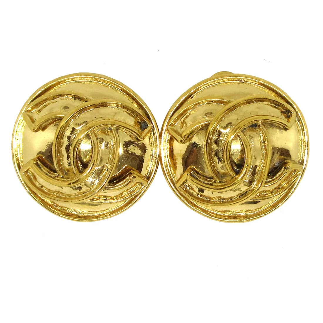 CHANEL BUTTON EARRINGS CLIP-ON GOLD: Chanel Button Earrings Clip-On Gold Brand: Chanel Type: Earrings Material: Gold-tone Color: Gold Size: Diameter : 2.4 cm Accessories: None Accessories Notice: When purchasing pre-owned goo