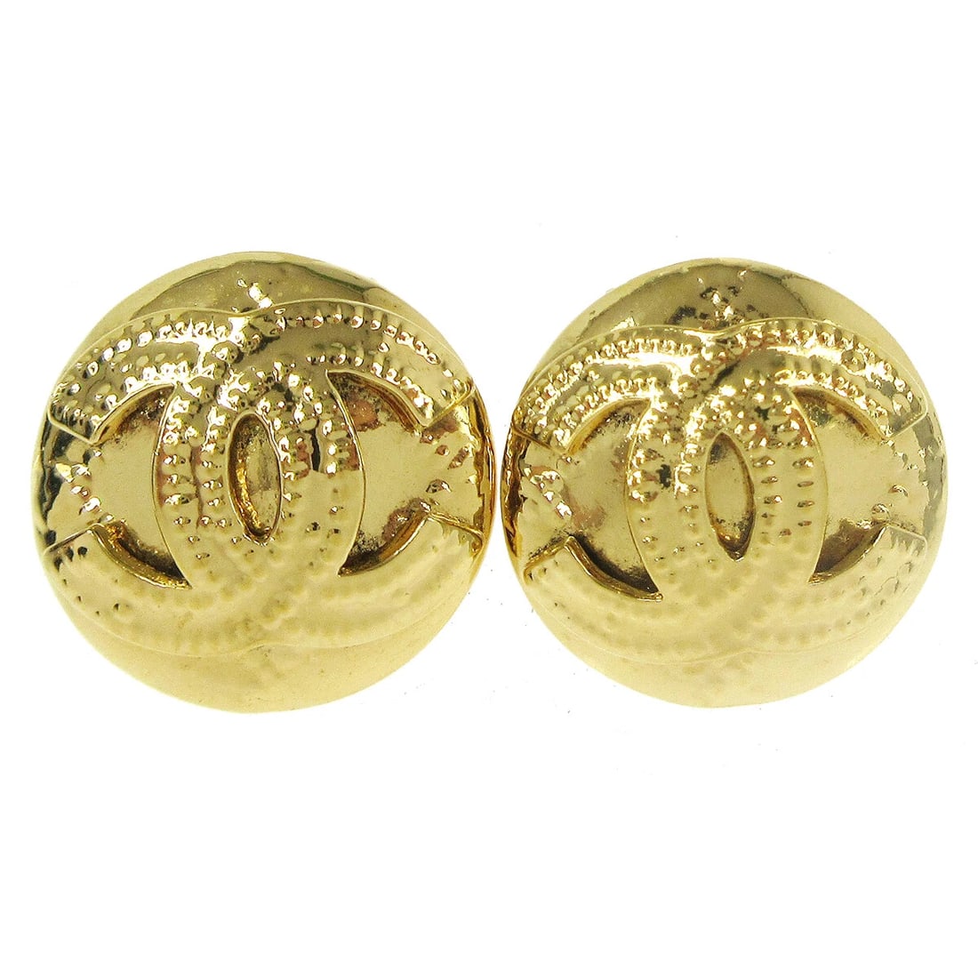 CHANEL BUTTON EARRINGS CLIP-ON GOLD: Chanel Button Earrings Clip-On Gold Brand: Chanel Type: Earrings Material: Gold-tone Color: Gold Size: Diameter : 2.3 cm Accessories: None Accessories Notice: When purchasing pre-owned goo